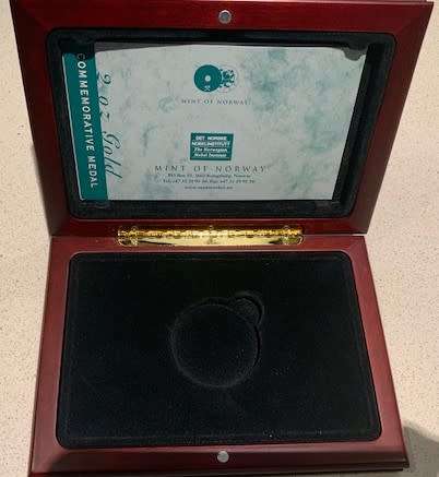 Beautiful Mandela 90 years Mint of Norway box ONLY . Fits a 1oz  coin