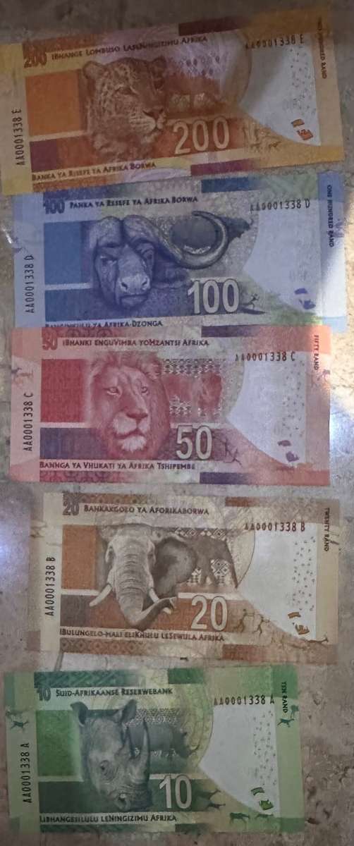 L Kganyago - 1st Issue - Mandela Bank notes UNC with identical serial numbers AA 1338