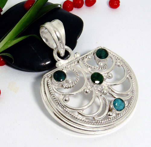 ***CrAAzzzY 1 RaND StArT***  Genuine Emerald  Antique Design Sterling Silver Pendant
