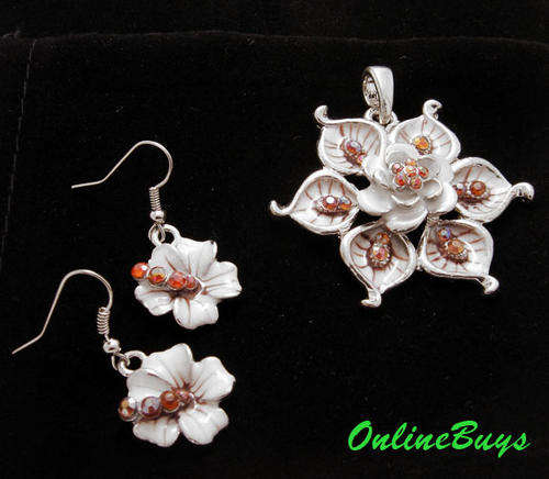 ***LAST ONE IN sTOCK !!! ***Stunning Silvertone Pendant & Earrings Set