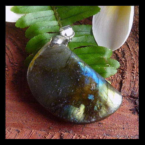 GOREGEOUS !!! 18 ct White GP Silver Pendant - RAINBOW LABRARORITE NATURAL GEMSTONE