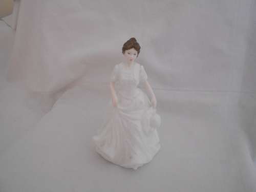 Charming Royal Doulton Lady Figurine, "Harmony" HN4096 : As New Condition