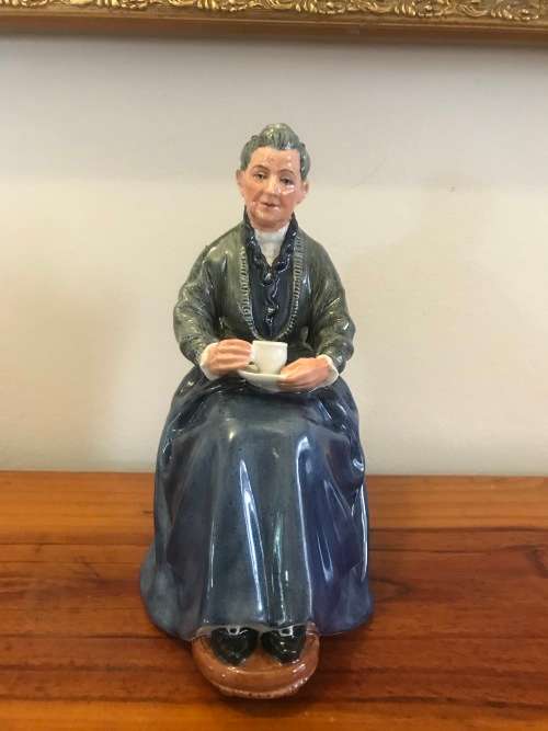 Royal Doulton Figurine "The Cup of Tea" : HN 2322 : Excellent Condition