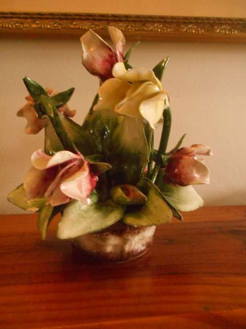 Pretty Medium-Sized CAPODIMONTE Vase of Flowers : Beautiful on display