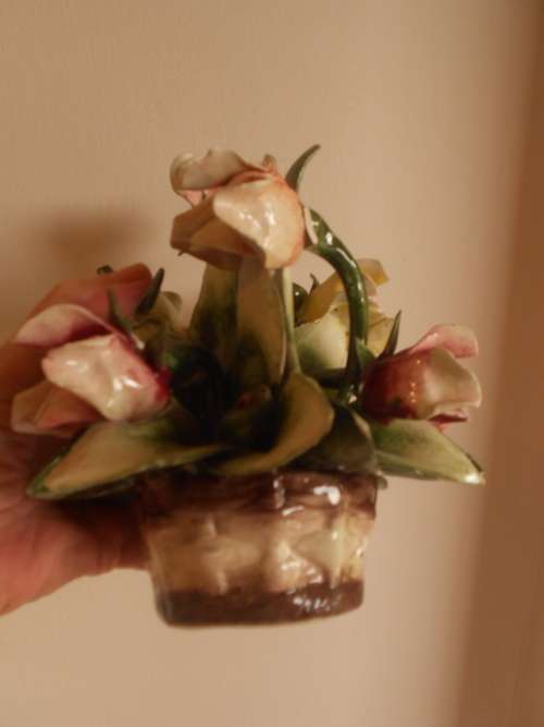 Pretty Medium-Sized CAPODIMONTE Vase of Flowers : Beautiful on display