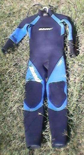 ZERO KIDDIES WETSUIT  AGE 9-12 SLIM BUILD