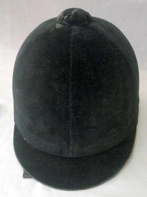 HORSE RIDING HELMET SIZE 7/57 WITH CHIN STRAP