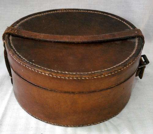 ROUND LEATHER BOX  DIAMETER IS 17CM  HIGHT IS 7.5CM