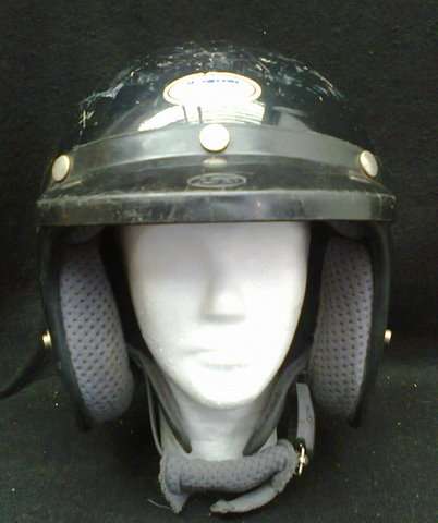 Bike helmet very scratched and no visor   7 1/2 60cm