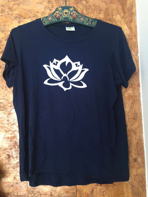 XL Giraffe T-Shirt, flowy top, Giraffes, summer top, yoga wear, casual wear, printed T-Shirt