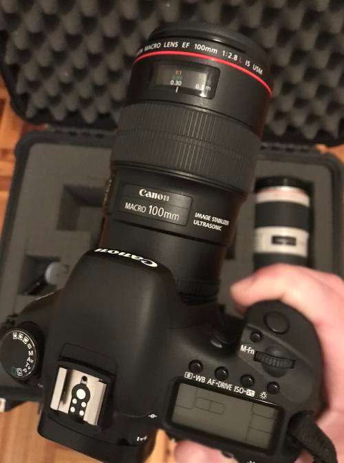 CANON EF 100MM F2.8 L IS USM MACRO LENS Retail: R17 695 + LENS HOOD Retail: R1135 | Condition 10/10!