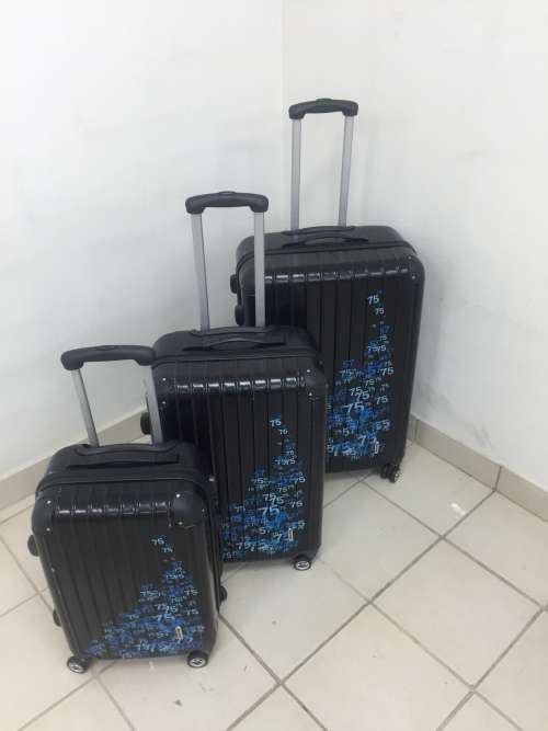 Set of 3 Lightweight Travel Luggage Bags - Universal Wheels - Only Black