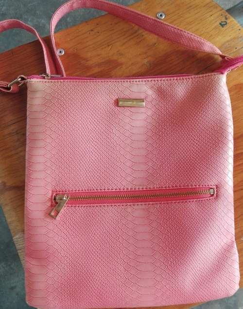 Salmon Handbag, snake-skin look-alike (LOW POSTAGE)