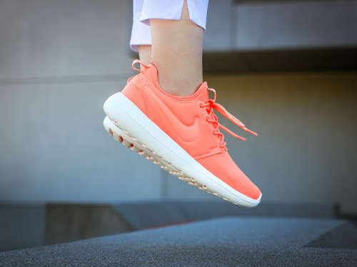 Original Women's NIKE Roshe TWO 844931 600 Atomic Pink/Sail-Turf Size UK 4.5 (SA 4.5)