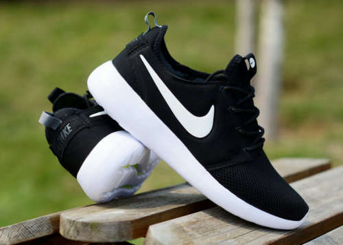 Original Mens NIKE ROSHE TWO 844656 004 Black/ White Size UK 11 (SA 11)