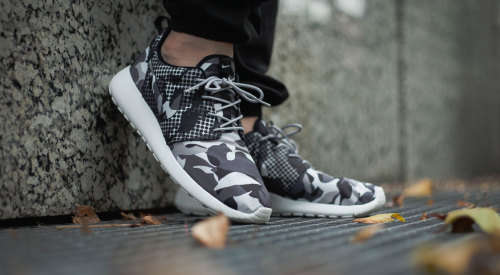Original Mens NIKE ROSHE One Print Summit White / Cool Grey 655206 100 Size UK 11.5 (SA 11.5)