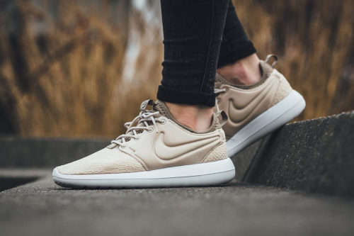 Original Women's NIKE Roshe Two SE (latest) 881188 100 Oatmeal/Khaki White Size UK 4.5 (SA 4.5)