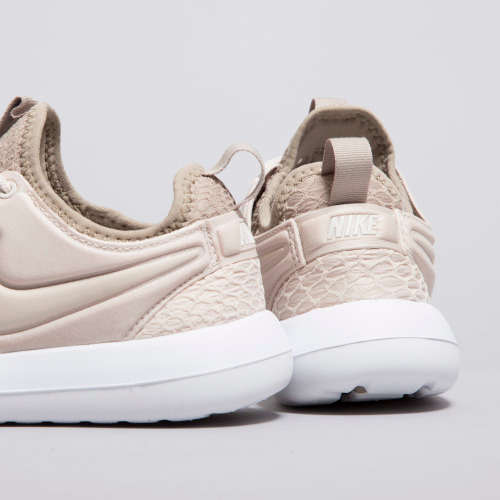 Original Women's NIKE Roshe Two SE (latest) 881188 100 Oatmeal/Khaki White Size UK 4.5 (SA 4.5)
