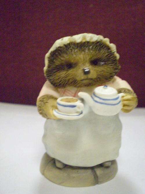 BEATRIX POTTERS MRS TIGGYWINKLE POURING TEA