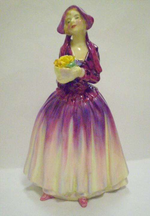 ROYAL DOULTON FIGURINE "DORCAS" HN 1558