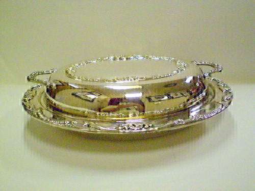 ATTRACTIVE SILVER PLATED ENTREE DISH WITH GLASS INSERT