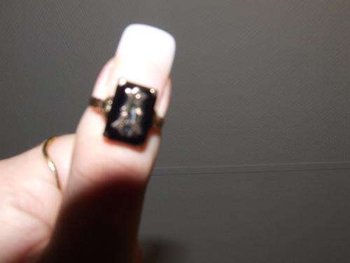 9CT GOLD ANTIQUE RING WITH A BLACK STONE & 9CT GOLD "A" ON IT