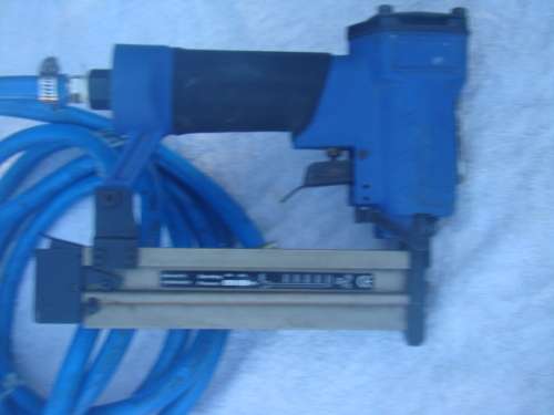 PNEUMATIC  STAPLER GUN --NAILER