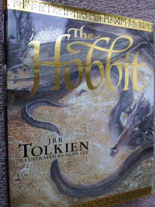 THE HOBBIT - JRR TOLKIEN. Illustrated by Alan Lee