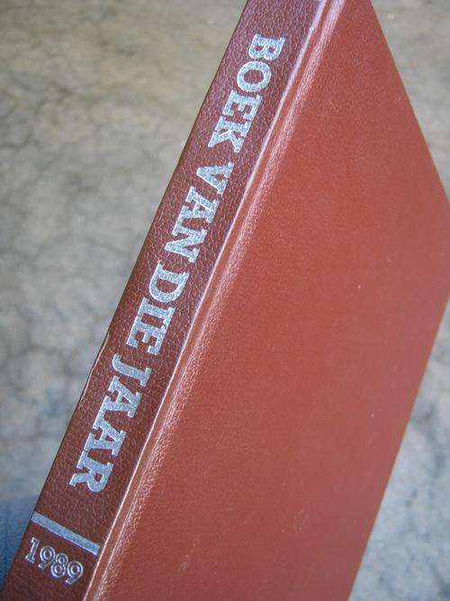 BOEK VAN DIE JAAR. Die wereld in 1988. ENSIKLOPEDIE AFRIKANA