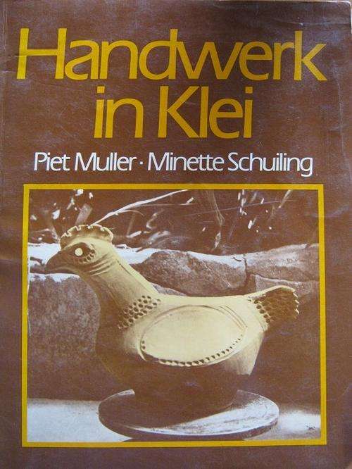 HANDWERK IN KLEI. Piet Muller en Minette Schuiling. Ingesluit 13 SA Keramiste