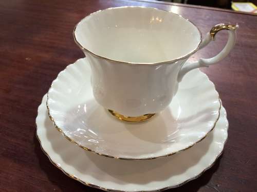 SET OF SIX ROYAL ALBERT 'VAL D'OR' TRIOS