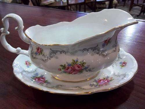 A ROYAL ALBERT 'TRANQUILITY' SAUCE BOAT