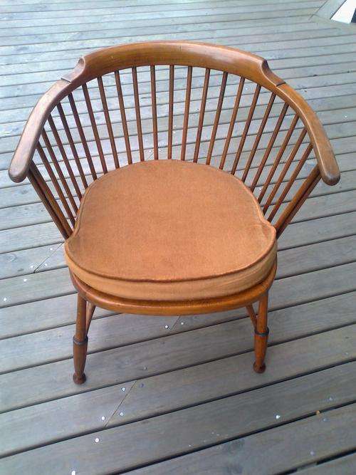 A MAHOGANY ARTS AND CRAFTS CHAIR (EARLY 20TH CENTURY)