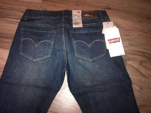 Levi's Ladies Skinny's 30 - Brand New