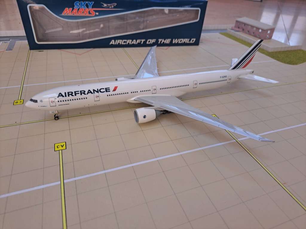 Air France 777-300ER Plastic Model | Skymarks | 1:200 Scale