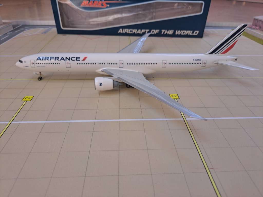 Air France 777-300ER Plastic Model | Skymarks | 1:200 Scale