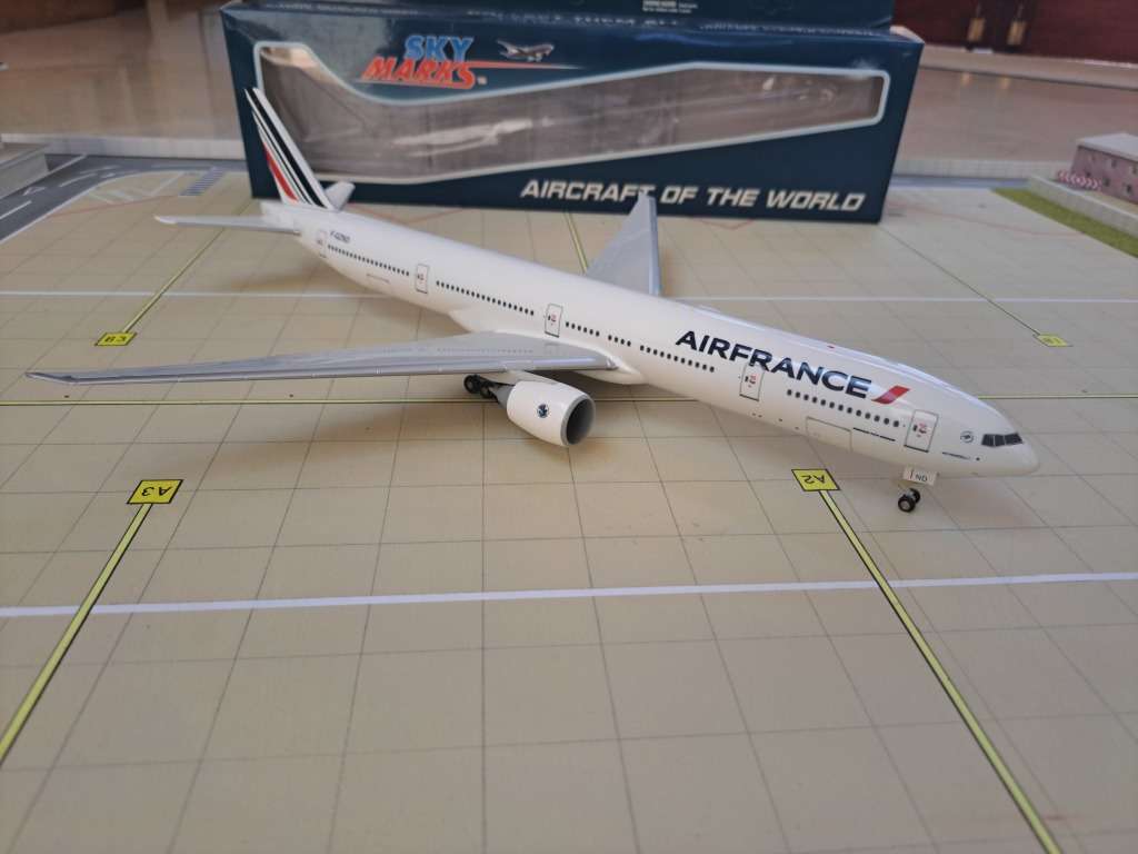 Air France 777-300ER Plastic Model | Skymarks | 1:200 Scale