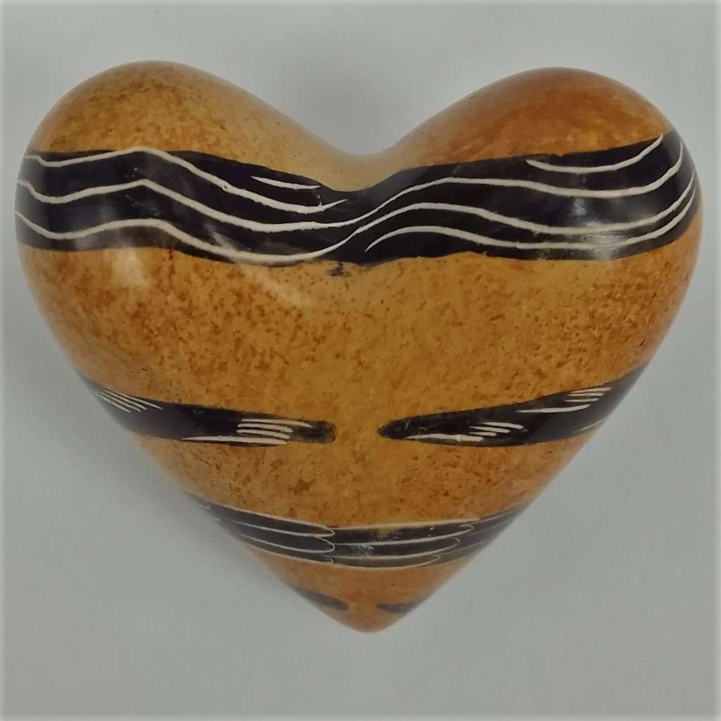 Heart painted - Madagascar  4 cm