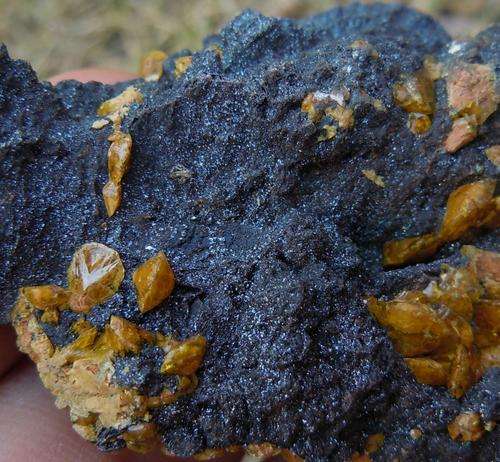 Kalahari manganese fields ettringite and manganite crystals on matrix-south africa-106g