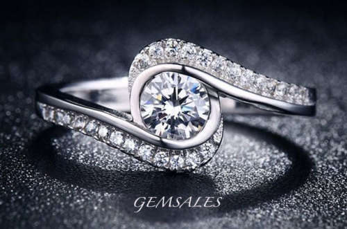 #NEW ARRIVAL# CLASSIC DESIGN SIMULATED DIAMOND RING   ~S925~ SIZE  7