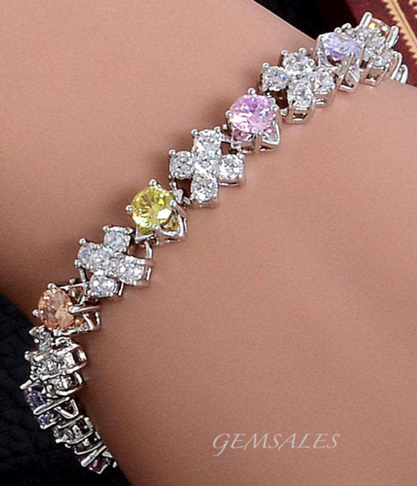 STUNNING FLOWER DESIGN BRACELET  *60 BRILLIANT CUT CZ STONES IN CLAW SETTINGS* 17.5CM