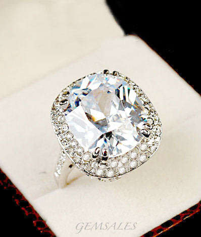SENSATIONAL  8ct  CUSHION CUT SIMULATED DIAMOND CZ IN HALO SETTING #18KGP# -  SIZE   7  - O - 54.5mm