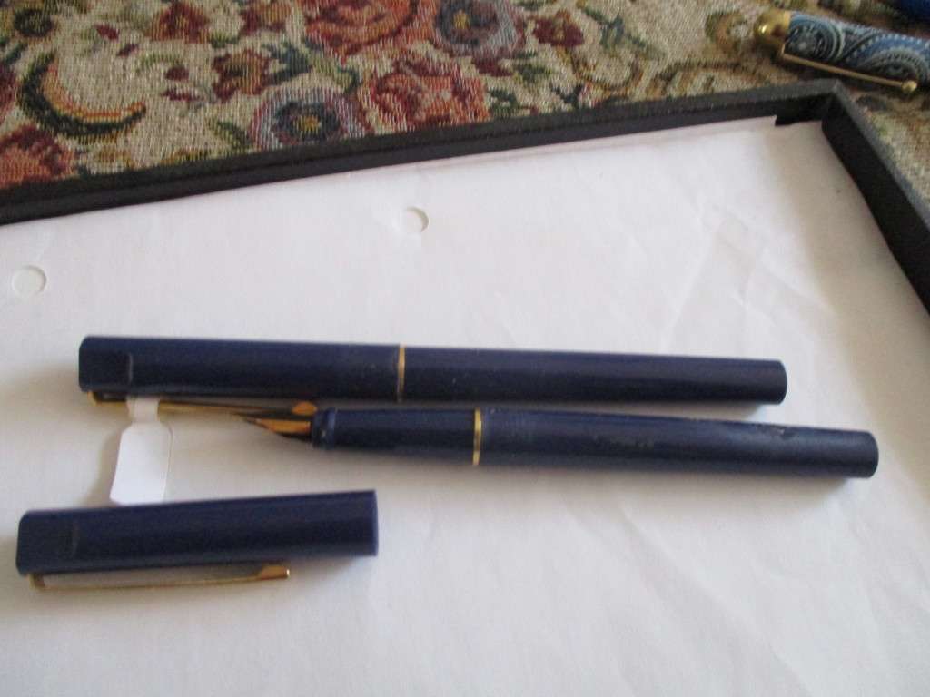 Vintage Hero 243 Pens x 2