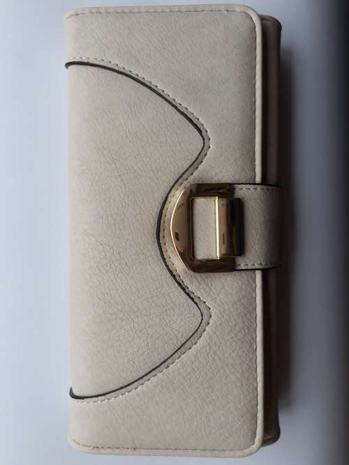 Women's Elegant Clutch Wallet With Credit Card Slots And Zip Closure