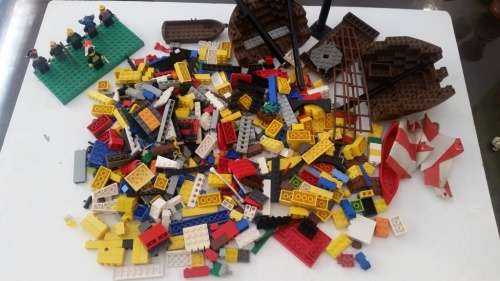 Selection of genuine secondhand LEGO pieces and parts, 1.084 kg
