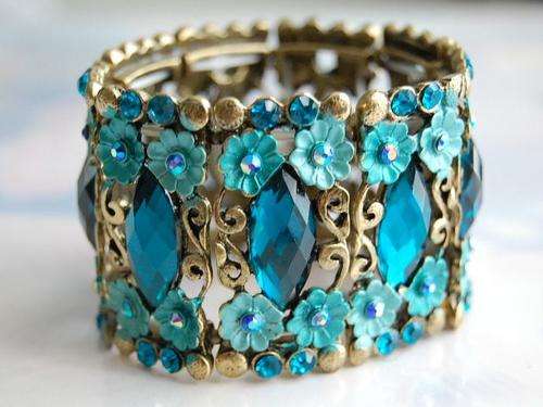 AQUA FLOWERS AND GEM BRACELET
