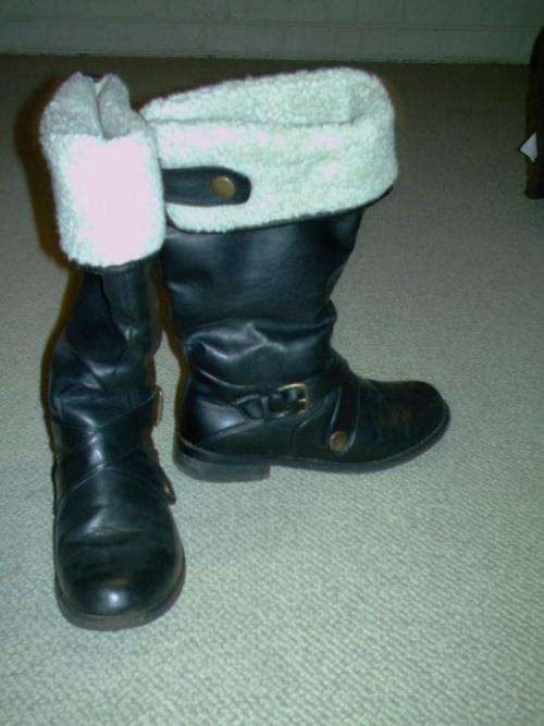 YDE WINTER FUR BOOTS SIZE 4