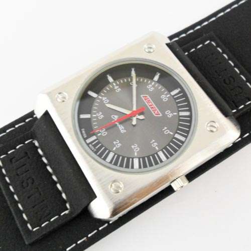Stylish and Large Metal Case with Leather Band Men's Watch