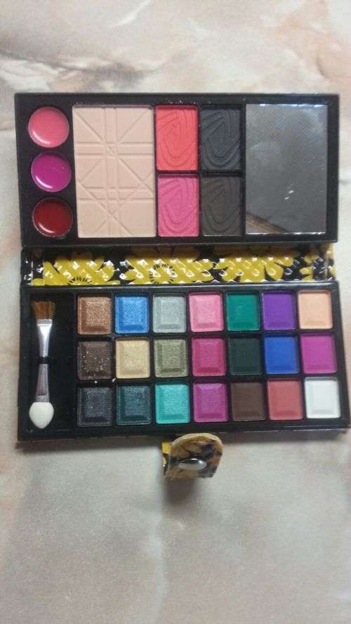 FULL MAKE-UP KIT VERY NICE