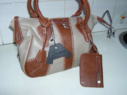 NEW STUNNING  LADIES PRASDOS HANDBAG WITH PURSE